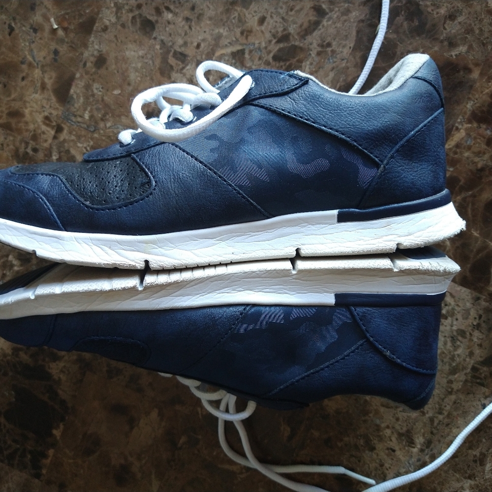 Tommy Hilfiger sneakers size 5 - Picture 3 of 5